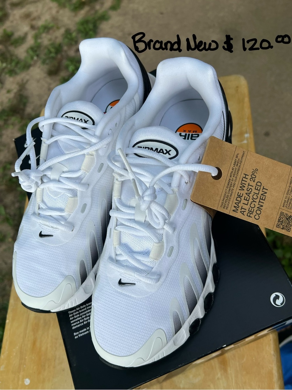 Nike Men’s White and Black Low-Top Sneakers